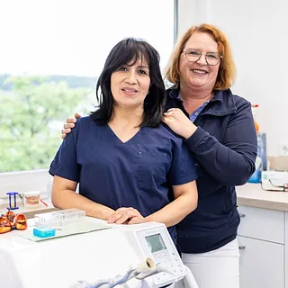 Zahnarzt Dr. Andreas Scharnbeck führt eine zahnärztliche Behandlung in einem modern ausgestatteten Behandlungsraum der Zahnarztpraxis in Bonn durch. Patienten erhalten hier umfassende und professionelle zahnmedizinische Betreuung.