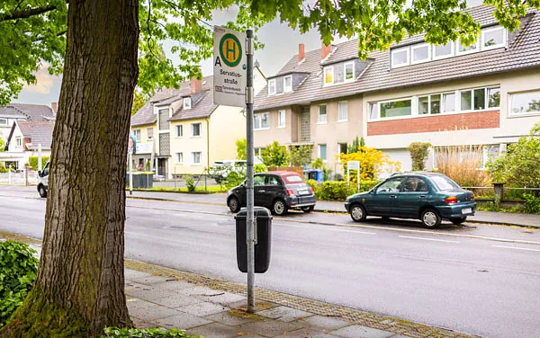 Zahnarzt Dr. Andreas Scharnbeck führt eine zahnärztliche Behandlung in einem modern ausgestatteten Behandlungsraum der Zahnarztpraxis in Bonn durch. Patienten erhalten hier umfassende und professionelle zahnmedizinische Betreuung.