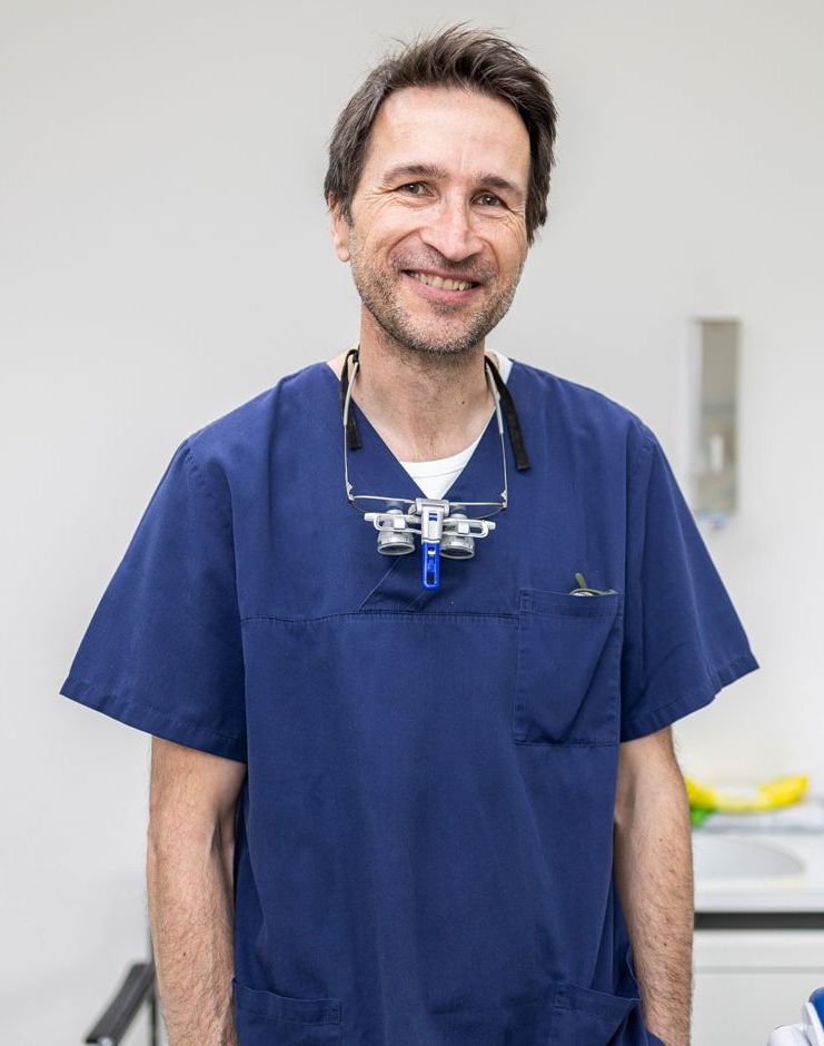 Zahnarzt Dr. Andreas Scharnbeck führt eine zahnärztliche Behandlung in einem modern ausgestatteten Behandlungsraum der Zahnarztpraxis in Bonn durch. Patienten erhalten hier umfassende und professionelle zahnmedizinische Betreuung.