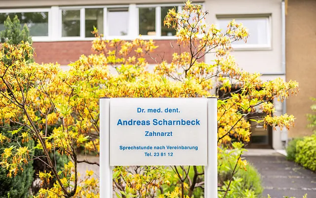 Zahnarzt Dr. Andreas Scharnbeck führt eine zahnärztliche Behandlung in einem modern ausgestatteten Behandlungsraum der Zahnarztpraxis in Bonn durch. Patienten erhalten hier umfassende und professionelle zahnmedizinische Betreuung.